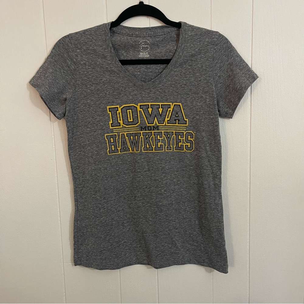 University of Iowa Hawkeyes Mom Gray T-Shirt size small